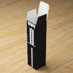 Bästa man Tuxedo Vin box 🎩 minimalistisk Bröllop Presentask För Vinflaska<br><div class="desc">Bästa man Tuxedo Vin Box 🎩 Minimalist Bröllop Elegant >>> En skål att tidlös stil! 🍷 Den här minimalistiska tuxedo-boxen i vin har en klassisk, förfinad design, perfekt för att fira den bästa människan, marskalkarna eller bröllopsfesten i verklig elegans. Den här eleganta presentlådan är utformad med enkel men slående tuxedo...</div>