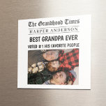 Bästa morfar någonsin, nyhetsbladets Anpassningsba Magnet<br><div class="desc">Firar morfar i stil med den här personlig tidningsmatade fotomagneten! Designat för att se ut som fronten i The Grandancy Times, innehåller den här nyckeluppgiften ett eget namn, rubrik och foto. Det är en rolig och hjärtslitande gåva från barnbarn eller familj - perfekt för Far dag, födelsedagar eller bara för...</div>