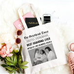 Bästa mormor någonsin Anpassningsbar Foto Newspape Tygkasse<br><div class="desc">Fira farmor i stil med den här anpassningsbar tidningen med rubrikstaven i väskan - stirra på henne! Personligen med namn och ett foto får henne att känna berömd varje gång hon går ut. Perfekt för livsmedel, bokar eller vardagliga ärenden. Den här lättviktiga och varaktiga tonen ger en tankeväckande gåva till...</div>