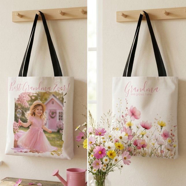 Bästa mormor någonsin Foto Rosa vildblomma Tygkasse (Floral photo tote bag hanging on a hook, a sweet birthday gift for a proud grandmother.)