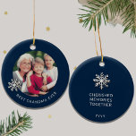 Bästa mormor någonsin fotoorange julgransprydnad keramik<br><div class="desc">Fira hjärtslitningen mellan generation och den här bästa mormor någonsin. Framsidan visar stolt ett omhuldat foto av en mormor med sina älskade barnbarn, som fångar glädjen och kärlek de . På baksidan, "Cherving Memories Together", är de speciella ögonblick som skapas som familj elegant inkapslade, medan datumet tillför en meningsfull beröring....</div>