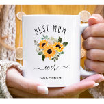 Bästa Morsa någonsin | Söt Rustic-blommor Kaffemugg<br><div class="desc">Den här färgen och snyggt mugg säger "best morsa ever" i rustiskt,  handskrivet skript och har en vattenfärgad bukett av solblommor i skuggor av gult och guld med grönt löv,  för en gåva som mor kommer att kärlek.</div>