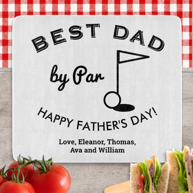 Bästa Pappa från Pappa Fars dag Golfälskare Anpass (A glass cutting board with golf themed design for the 'Best Dad by Par' on Father's Day)
