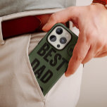 Bästa Pappa någonsin Black   Arméns Grönt Monogram<br><div class="desc">Den här moderna utformningen av Fars dag har en manlig bakgrund i grönten, ett enkelt stencil monogram och texten "Bästa Pappa någonsin". Det är en underbar gåva till alla pappa i Fars dag! Tillgänglig i många storlekar för alla olika modeller av telefoner (se listrutan "Alternativ för Stil"). Du kan också...</div>