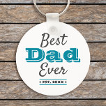 Bästa Pappa någonsin-grafik Coola - modern blå typ Nyckelring<br><div class="desc">"Bästa Pappa någonsin." Säg till Pappa vad du verkligen honom för. Coola, modern mörk grått och tealblått typografi täcker över en vit bakgrund. Anpassa till det år då han blev Pappa för perfekten, personligens nyckelkedja för nyckelfrågor som han användor varje dag. Den här nyckelkedjan finns i små och stora storlekar,...</div>