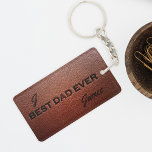 Bästa pappa någonsin, monogram namn personlig<br><div class="desc">Vintage,  typografi,  brunt läder,  bästa pappa,  citerar aldrig stampad monogrammad nyckelkedja och nyckelkedjan namn.</div>