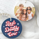 Bästa pappa någonsin pappa fars dag fotoblå röd<br><div class="desc">Nyckelkedja som innehåller texten "Bästa pappa någonsin" i ett retrotypsnitt omgivet av vita stjärnor. På baksidan finns en anpassade-fotomall. Standardvärdet för färg är rött,  blått och vitt,  men allt färg kan anpassas i designen verktyg.</div>