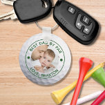 BÄSTA PAPPA PAR Photo Golf Boll Personlig Nyckelring<br><div class="desc">Skapa en unik, personlig fotonyckelkedja för golfer far med den redigerbara, roliga golf som säger BEST PAPPA BY PAR eller din titel och din anpassningsbar i ditt val av färg (visas i grönt) på en bild av golf boll. Provet visas i en dubbelsidig nyckelkedja i metall - det finns andra...</div>