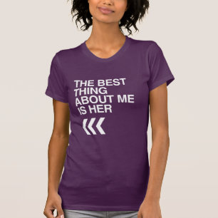 BÄSTA SAKEN MED MIG ÄR HON TILL HÖGER - VIT -.png T-shirt