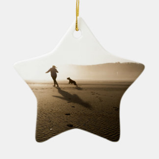Bästa vän flicka och hund på strand julgransprydnad keramik