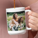 Bästa vänner anpassad fotokollage kaffemugg<br><div class="desc">Denna moderna bästa vän, fotokollage Mugg, är perfekten på din bästa vän, med fyra av dina favoritfoton, texten BESTIE i ett roligt-skript och sedan anpassa sig till namn. Som julklapp, studenten, galatiner, födelsedagskalas eller gåva till andra speciella tillfällen kan typsnittet stil, storlek och färg ändras genom att klicka på länken...</div>