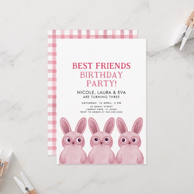 Bästa vänner-födelsedagsfest med rosa bunnies inbjudningar (Fram/Back In Situ)