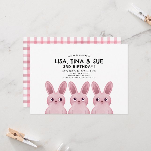 Bästa vänner-födelsedagsfest med rosa bunnies inbjudningar (Fram/Back In Situ)