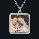 Bästa vänner-foto silverpläterat halsband<br><div class="desc">Fira din vänskap med det här söta fotohalsbandet som innehåller ditt favoritfoto av dig och din bestie med "bästa vänner" överlagrad i fet,  vit,  handskriven stil-skrift.</div>