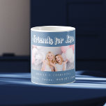 Bästa vänner, fotodammig blå namn kaffemugg<br><div class="desc">En dammig blå färgad bakgrund. Anpassa och lägg till ett eget foto,  välj en av dina bästa vänner till namn och ställe på evenemanget. Texten: Vänner för livet är skriven med ett modernt skript från stil. Perfekt som gåva till dig själv eller som födelsedagspresent eller julklapp till dina vänner.</div>