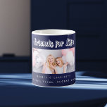 Bästa vänner fotot namn marin blått kaffemugg<br><div class="desc">En marin blå färgad bakgrund. Den blå färg är ojämn. Anpassa och lägg till ett eget foto, välj en av dina bästa vänner till namn och ställe på evenemanget. Texten: Vänner för livet är skriven med ett modernt skript från stil. Perfekt som gåva till dig själv eller som födelsedagspresent eller...</div>