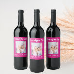 Bästa vänner shock rosa-fotot namn party vinflaska etikett<br><div class="desc">En gåva till din eller dina bästa vänner för en födelsedagsfest,  en Möhippa,  jul eller ett speciellt evenemang. Vit text: Vänner för livet,  skriven med ett skript från trendig stil. Anpassa och använda ditt eget foto och namn(er) En giftig shock rosa-bakgrund färg.</div>