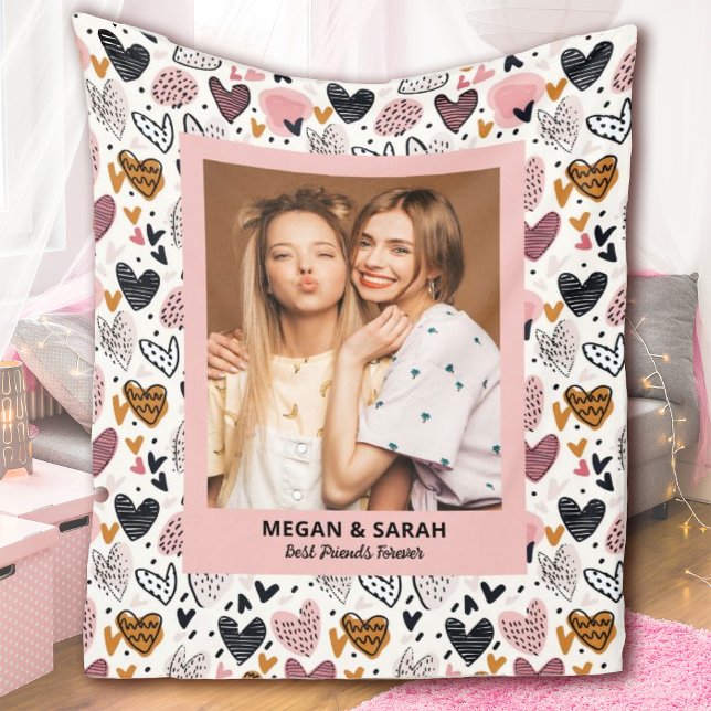 Bästa vänners stiliga BFF rosa vänskapsfoto Fleecefilt (A cute best friends blanket with a heart pattern background. Personalize 1 photo and your names.)