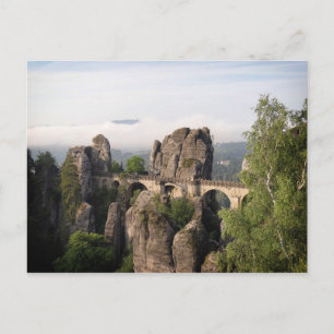 Bastei överbryggar i den SaxonSchweitz vykortet Vykort