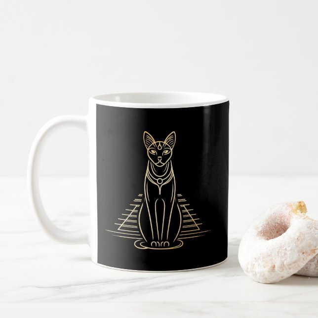 Bastet, egyptisk kattgudinna framför en pyramid kaffemugg (Med munk)