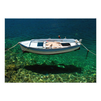 Båt flytande på kristallklar vatten. fototryck