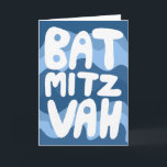 BAT MITZVAH Anpassningsbar blå vågig rand Gratuler Kort<br><div class="desc">Handritad text av mig till dig över ett handritat blått vågmönster. Lägg till din egen text på insidan av kortet. För fler designs och färger, kolla min butik! Eller låt mig veta om du vill ha något anpassat. Jag har också matchande presentpapper och såklart både Bar och Bat Mitzvah-versioner! Fråga...</div>