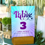 Bat mitzvah fet Retro Boho Blue Lila-övertoning Bordsnummer<br><div class="desc">Inget Bat mitzvah party är färdigt utan bordsnummer av personlig. Låt er dotter vara stolt, glädjas och fira sin milstolpe på hennes perfekt samordnade party. Roligt, trendig, fet lila och marin blå typografi med modern sans serif-typografi täcker över en bakgrund av poplight turkos och lila gradientstrålar med vita prickar. Anpassa...</div>