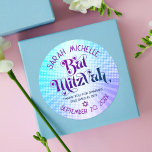 Bat mitzvah fet Retro Boho Blue Lila-övertoning Runt Klistermärke<br><div class="desc">Var stolt, gladd och visa den här milstolpen av din favoritBat mitzvah! Använda den här boho-retro, personlig-dekal som ska läggas till hennes speciella dag. Roligt, trendig, fet lila och marin blå typografi med modern sans serif-typografi täcker över en bakgrund av poplight turkos och lila gradientstrålar med vita prickar. Anpassa anpassningsbarna...</div>