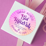 Bat mitzvah Fet Retro Boho Rosa Orange-övertoning Runt Klistermärke<br><div class="desc">Var stolt, gladd och visa den här milstolpen av din favoritBat mitzvah! Använda den här boho-retro, personlig-dekal som ska läggas till hennes speciella dag. Roligt, trendig, shock rosa med fetstil och typografi av lila med modern sans serif-typografi täcker över en bakgrund av poplight orange och gradientstrålar av rosa med vita...</div>