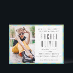 Bat mitzvah foto för Retro Blue Grönt Checkerboard Inbjudningar<br><div class="desc">Fira denna betydelsefulla milstolpe med en djärv,  modern Bat mitzvah inbjudan som perfekt förenar stil och tradition. Den här öga-fångstdesignen har en trendig lodrät namn-layout parad med elegant sans-serif-typografi,  en pastellschackbräda-stil gräns i mynt grönt och himmel blå,  och ett stort anpassade fotoområde för att visa hedersgästen.</div>