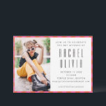 Bat mitzvah foto för Retro Rosa Red Checkerboard Inbjudningar<br><div class="desc">Fira denna betydelsefulla milstolpe med en djärv,  modern Bat mitzvah inbjudan som perfekt förenar stil och tradition. Den här öga-fångstdesignen har en trendig lodrät namn-layout parad med elegant sans-serif-typografi,  ett sans-serif-schackbräde-stil gräns i rosa och rött,  och ett stort anpassade fotoområde som visar hedersgästen.</div>