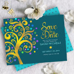 Bat mitzvah Guld och Blå Foil Livets träd på Teal Spara Datumet<br><div class="desc">Se till att alla dina vänner och släktingar kan fira din dotters milstolpe Bat mitzvah! Skicka ut den här häpnadsväckande, grafiska faux-guld-folie träd med glatt turkos, teal, lila och blue Star av David och punkt "lövs" på en rik mörk teal blue bakgrund, personlig "Save the Date"-meddelande kort. En liten, tealblå...</div>