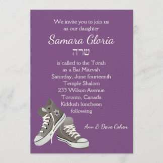 Bat mitzvah inbjudan till lila Sneakers med Sarah