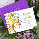 Bat mitzvah Lila med Guld Script Livets träd Spara Datumet<br><div class="desc">Se till att alla dina vänner och släktingar kan fira din dotters milstolpe Bat mitzvah! Skicka ut den här häpnadsväckande, grafiska faux-guld-folie träd med glatt turkos, teal, lila och blue Star av David och punkt "löv" på en vit bakgrund, personligen "Spara datum"-meddelande. Ditt meddelande om anpassningsbar och en liten, mörk...</div>