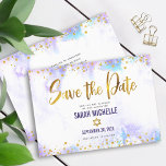 Bat mitzvah Lila Watercolor Guld Script Girly Spara Datumet<br><div class="desc">Se till att alla dina vänner och släktingar kan fira din dotters milstolpe Bat mitzvah! Skicka ut den här fantastiska, moderna, glatt guld-faux-folie och glitter-punkter och typografiskript mot en mjuk lila-vattenfärgbakgrund, personligen "Spara datummeddelande". Ditt anpassningsbar-meddelande och ytterligare guld-punkter på en mjuk lila vattenfärgsbakgrund på baksidan. Anpassa anpassningsbarna till Bat mitzvah...</div>