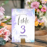 Bat mitzvah Lila Watercolor Silver Glitter Girly Bordsnummer<br><div class="desc">Inget Bat mitzvah party är färdigt utan bordsnummer av personlig. Låt din favorit Bat mitzvah vara stolt, glädjas och fira hennes milstolpe på hennes perfekt samordnade party. Ett häpnadsväckande, modernt, glatt, handskrivet skript i silver-faux-folie och små prickar täcker över en ljus lila vattenfärgsbakgrund. Anpassa anpassningsbarna till bordsnumret, hennes namn och...</div>