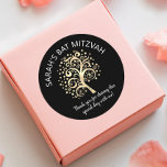Bat mitzvah Livets träd-skript för svart gulfenad  Runt Klistermärke<br><div class="desc">Var stolt, gladd och visa den här milstolpen av din favoritBat mitzvah! Använda den här roligten, sofistikerad, personlig-dekal som ska läggas till hennes speciella dag. En grafisk faux-folie-träd i guld med glatt stjärnor av David och punkt "löv", tillsammans med kalligrafiskript för guld folie, täcker över en rik, sofistikerad, svart bakgrund....</div>