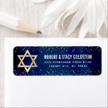Bat mitzvah marin Guld Glitter Fet Returadress Returadress Etikett<br><div class="desc">Var stolt, gladd och fira den här milstolpen av din favoritBat mitzvah när du användor den här sofistikerade, personligens returadressetikett! Fet, vit sans serif-typografi, en faux guld-stjärna av David och en liten, faux guld konetti-glitter-prickar övertäcker en sofistikerad, dramatisk, marin blå vattenfärgsbakgrund. Anpassa anpassningsbarna till namn och datum för händelsen. Anpassa...</div>