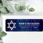 Bat mitzvah marinen Silver Glitter i Modern Adress Returadress Etikett<br><div class="desc">Var stolt, gladd och fira den här milstolpen av din favoritBat mitzvah när du användor den här sofistikerade, personligens returadressetikett! Fet, vit sans serif-typografi, en faux silver-stjärna av David och en liten, faux silver konetti-glitter-prickar övertäcker en sofistikerad, dramatisk, marin blå vattenfärgsbakgrund. Anpassa anpassningsbarna till namn och datum för händelsen. Anpassa...</div>