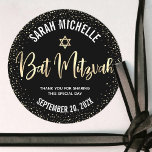 Bat mitzvah Modern Black Gold Foil Glitter-skript Runt Klistermärke<br><div class="desc">Var stolt, gladd och fira den här milstolpen av din favoritBat mitzvah när du användor detta sofistikerade, personlig-klistermärke! Ett handskrivet skript med faux faux faux faux, en stjärna av David och en liten konetti glitter, med fet, vit sans serif-typografi, täcker över en sofistikerad, dramatisk svart bakgrund. Anpassa anpassningsbarna till namn...</div>