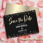 Bat mitzvah Modern Black Guld Glitter-skript fet Spara Datumet<br><div class="desc">Se till att alla dina vänner och släktingar kan fira din dotters milstolpe Bat mitzvah! Skicka ut det här fantastiska, moderna "Spara datumet"-meddelandekortet. Graphic faux faux guld foil calligraphy script, Star of David, and confietti, overlay a rik, dramatiskt, svart bakgrund. Ditt anpassningsbar-meddelande lägger över en faux guld-bubbla på baksidan. Anpassa...</div>