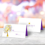 Bat mitzvah Modern Lila Gold Foil Livets träd Placeringskort<br><div class="desc">Inget Bat mitzvah party är färdigt utan platskort för personlig. Låt din favorit Bat mitzvah vara stolt, glädjas och fira hennes milstolpe på hennes perfekt samordnade party. . Denna sofistikerade, chic, bedövning, grafisk faux-guld-folie träd med glatt lila, turkos, teal- och blue Star av David och dot "lövs" och lila-manusskript täcker...</div>