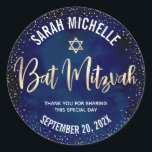 Bat mitzvah Modern Navy Blue Guld Glitter Runt Klistermärke<br><div class="desc">Var stolt, gladd och fira den här milstolpen av din favoritBat mitzvah när du användor detta sofistikerade, personlig-klistermärke! Ett handskrivet skript med faux faux faux faux, en stjärna av David och en liten konetti glitter, med fet, vit sans serif-typografi, täcker över en sofistikerad, dramatisk marin blå vattenfärgsbakgrund. Anpassa anpassningsbarna till...</div>
