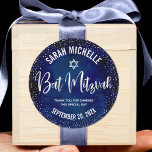Bat mitzvah Modern Navy Blue Silver Glitter Runt Klistermärke<br><div class="desc">Var stolt, gladd och fira den här milstolpen av din favoritBat mitzvah när du användor detta sofistikerade, personlig-klistermärke! Ett handskrivet skript med faux faux faux faux, en stjärna av David och en liten konetti glitter, med fet, vit sans serif-typografi, täcker över en sofistikerad, dramatisk marin blå vattenfärgsbakgrund. Anpassa anpassningsbarna till...</div>