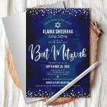 Bat mitzvah Modern Navy Silver Foil Glitter-skript Inbjudningar<br><div class="desc">Var stolt, gladd och visa den här milstolpen av din favoritBat mitzvah! Skicka ut den här häpnadsväckande, moderna, sofistikerade inbjudan från personlig Hebrew namn om ett evenemang att minnas. Graphic faux faux silver foil calligraphy script, Star of David, and confietti, overlay a rik, dramatiskt, navy blue water color bakgrund. En...</div>
