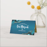 Bat mitzvah Modern turkos Blue Ombre Guld Agate Placeringskort<br><div class="desc">Inget Bat mitzvah party är färdigt utan platskort för personlig. Låt din favorit Bat mitzvah vara stolt, glädjas och fira hennes milstolpe på hennes perfekt samordnade party. Mörk turkos tealblåtypografi och turkosa blå agate sten accated med faux guld veins overlay en enkel, vit bakgrund. På baksidan överlagras den vita manustypografin...</div>