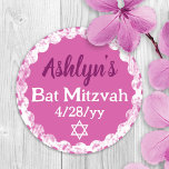 Bat mitzvah partiet för Berry Rosa Personlig Runt Klistermärke<br><div class="desc">Det Bat mitzvah klistermärket för rund bärets rosa har en anpassningsbar som är lätt att anpassa. Personligens bat mitzvah självhäftande försegling med rosa och vit manustext är mångsidig för sommarbär,  burgundi,  shock rosa,  magenta,  paletter för lila-rosa-färg. Använda som kuvertförsegling för dina Bat mitzvah inbjudningar eller för party favors.</div>