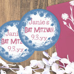 Bat mitzvah Personliger för blå Rosa-Blommigt Runt Klistermärke<br><div class="desc">Anpassa din egen blåa och rosa-fest till din Bat mitzvah firande! Den vita toningen är attraktiv med rosa typsnitt och blå botaniska teckningar. Använda den här anpassningsbarnas blå och rosa födelsedagsetikett för kuvert eller presentsäckar! Perfekt för marinblått,  blått grått,  mauve rosa färg paletter.</div>