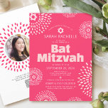 Bat Mitzvah QR-kod Rosa Foto Starburst Pop Retro Inbjudningar<br><div class="desc">Var stolt, gläd dig och visa upp denna milstolpe för din favorit Bat Mitzvah med denna roliga, trendiga, groovy, personliga QR-kod inbjudan! Retro pop vit och rosablommig stjärnexplosion med Davids stjärnor, tillsammans med modern, fet rosatypografi utan seriffer, överlagrar en ljus korallrosa bakgrund. På baksidan, fotot du väljer, en het rosa...</div>