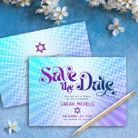 Bat mitzvah Retro Blue Lila Ombre Gradient Boho Spara Datumet<br><div class="desc">Se till att alla dina vänner och släktingar kan fira din dotters milstolpe Bat mitzvah! Skicka ut den här roligten, boho retro, personlig "Save the Date"-meddelande kort. Roligt, trendig, fet lila och marin blå typografi med modern sans serif-typografi täcker över en bakgrund av poplight turkos och lila gradientstrålar med vita...</div>
